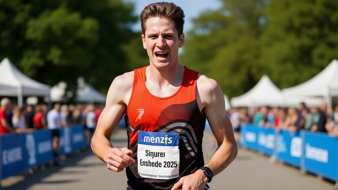Ties van den Hurk wint de 28e Singelloop Enschede in een zenuwslopende sprint